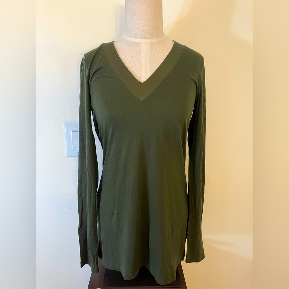 Gap women’s size medium olive green long sleeve tee w/ satin trimmed v-neck